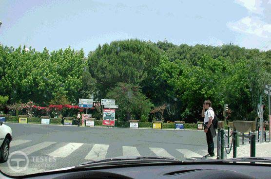 Pergunta IMT: O que devo fazer se o peão iniciar a travessia da faixa de rodagem?