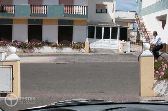 Pergunta IMT: Nesta situação, o condutor do velocípede, deve: