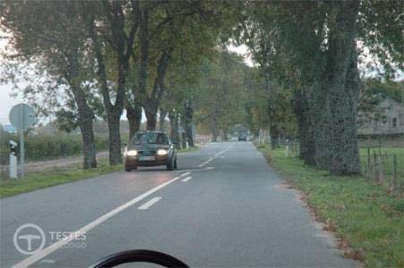 Pergunta IMT: Nos automóveis, quais são as luzes obrigatórias destinadas a iluminar a via para a frente do veículo?