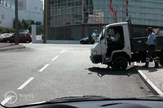 Pergunta IMT: Posso contornar o veículo imobilizado?