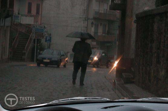 Pergunta IMT: Se o peão não sair da faixa de rodagem, devo: