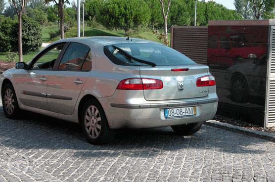 Pergunta IMT: Quando executo a manobra de estacionamento, é possível recorrer à marcha atrás?