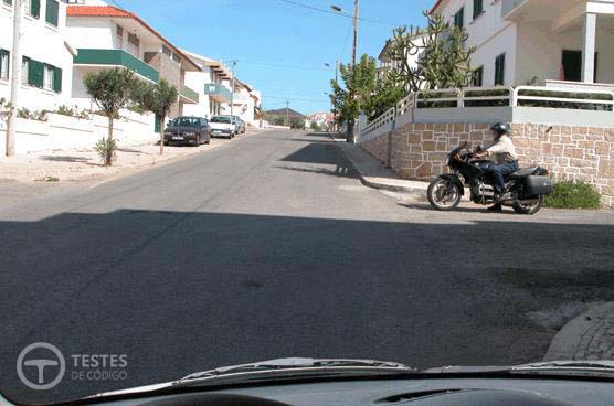 Pergunta IMT: O que deve fazer o condutor do motociclo?