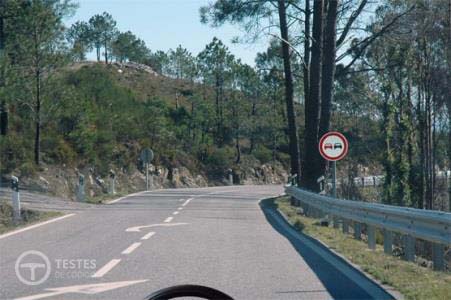 Pergunta IMT: Na mudança de direcção para a esquerda tenho que: