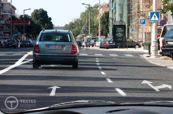 Pergunta IMT: Pretendo mudar de direcção à direita na próxima intersecção. Devo: