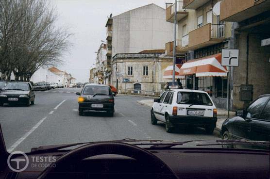 Pergunta IMT: O veículo que circula à minha frente vai: