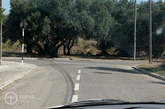 Pergunta IMT: Para mudar de direcção à esquerda, nesta via de sentido único, devo: