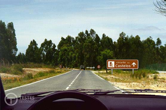 Pergunta IMT: Neste local a velocidade máxima legalmente permitida é de: