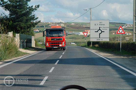Pergunta IMT: Neste local com má visibilidade, e tendo em conta a sinalização vertical, posso realizar a manobra de inversão do sentido de marcha?