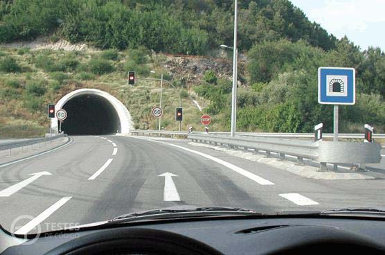 Pergunta IMT: Nos túneis é proibido inverter o sentido de marcha?