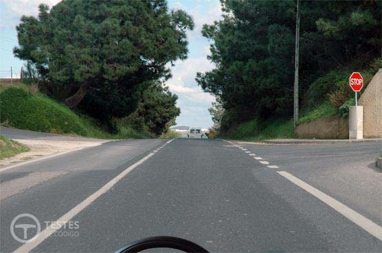 Pergunta IMT: No local em que me encontro, posso realizar a manobra que me permite colocar o veículo a circular em sentido oposto àquele em que sigo?