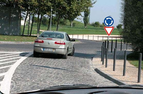 Pergunta IMT: O condutor que circula à minha frente, pretende mudar de direcção à direita. Procede correctamente: