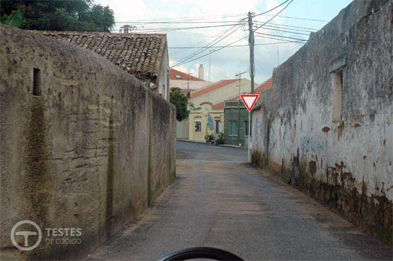Pergunta IMT: Posso efectuar a manobra de marcha atrás neste local?