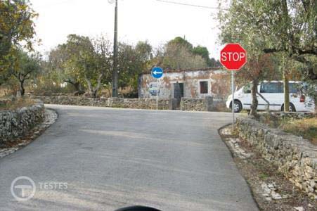 Pergunta IMT: Neste entroncamento, como devo proceder face ao outro condutor?