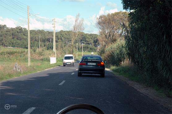 Pergunta IMT: Que manobra se prepara para realizar o condutor que circula à minha frente?