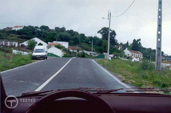 Pergunta IMT: Se puder inverter o sentido de marcha, sem recurso à marcha-atrás posso realizar a manobra neste local?