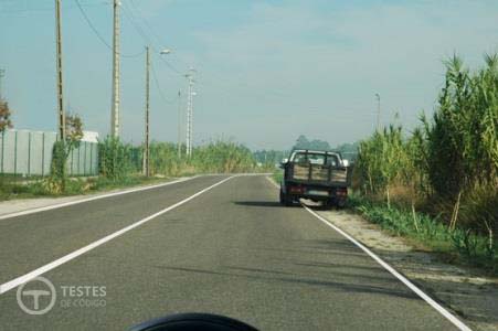 Pergunta IMT: Ao circular fora de uma localidade devo saber que o estacionamento: