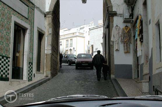 Pergunta IMT: Ao estacionar neste local, irei impedir a formação de uma fila. Posso estacionar?