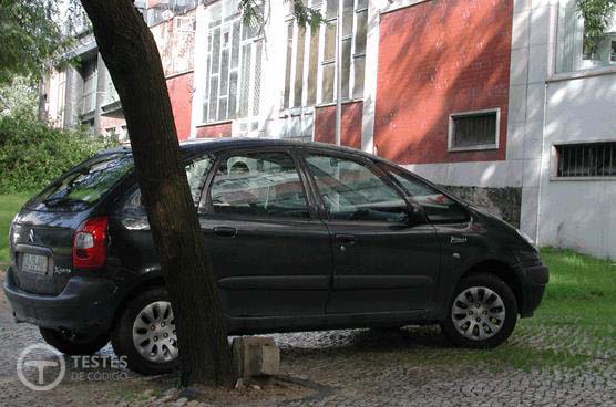 Pergunta IMT: O condutor do veículo estacionado em cima do passeio comete uma infracção?