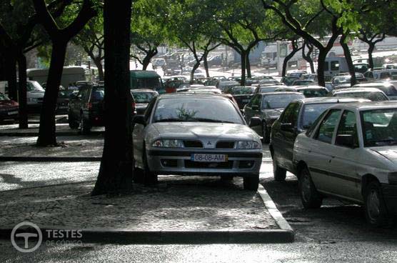 Pergunta IMT: O veículo que está estacionado em cima do passeio pode ser imediatamente removido?