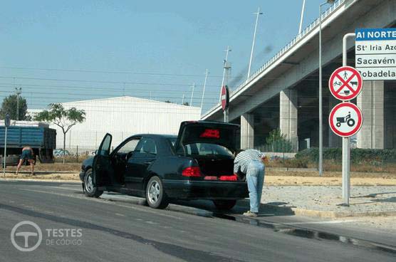 Pergunta IMT: É proibido estacionar de forma a provocar embaraço para o trânsito?