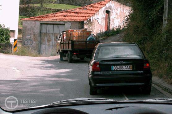 Pergunta IMT: Os veículos que se encontram estacionados neste local, estão a cometer uma infracção?