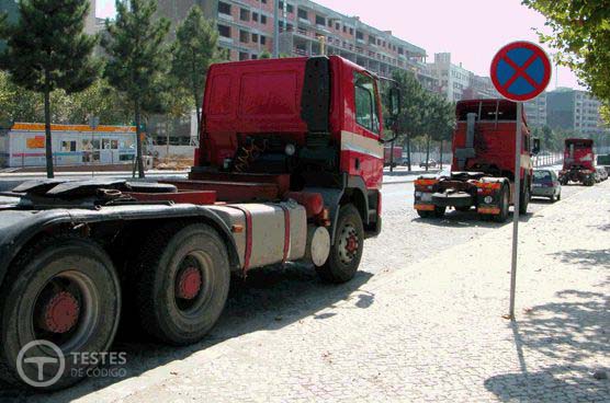 Pergunta IMT: Os veículos pesados imobilizados neste local cometem uma infracção?