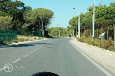 Pergunta IMT: Estou proibido de estacionar neste local se obrigar os veículos a utilizar a parte da faixa de rodagem destinada ao sentido contrário?