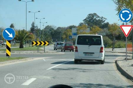 Pergunta IMT: Nas rotundas a paragem é: