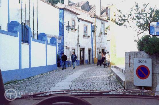 Pergunta IMT: Numa zona assinalada pelo sinal, posso estacionar?