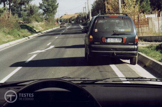 Pergunta IMT: A seta marcada na faixa de rodagem é: