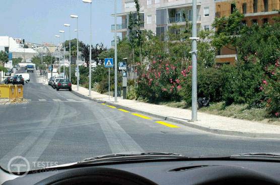 Pergunta IMT: Posso estacionar junto à marca rodoviária amarela.