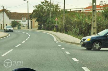 Pergunta IMT: O condutor da direita encontrou o sinal de ´STOP´. Devo abrandar a marcha e, se necessário parar, para lhe ceder a passagem.