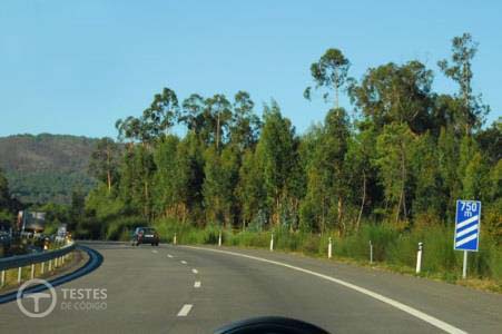 Pergunta IMT: O sinal complementar indica-me a aproximação de uma saída em auto-estrada.