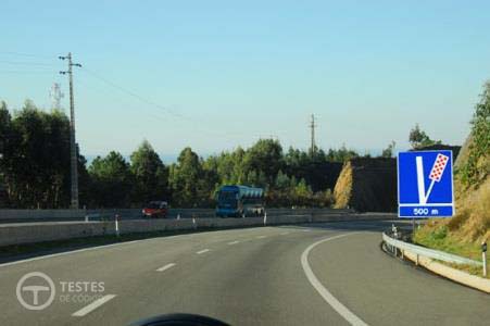 Pergunta IMT: O sinal vertical informa-me que vou encontrar um local onde posso inverter o sentido de marcha.