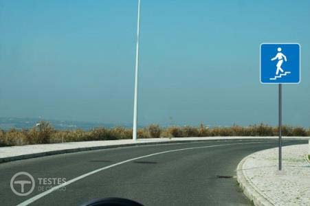 Pergunta IMT: Na presença deste sinal vertical sei que me aproximo de um local onde: