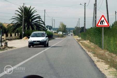 Pergunta IMT: Face ao perigo anunciado pelo sinal vertical, no local em que me encontro devo circular: