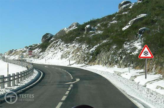 Pergunta IMT: Como devo proceder na presença deste sinal vertical?