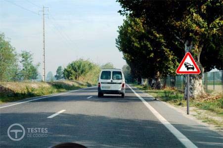 Pergunta IMT: O sinal vertical que se encontra nesta via indica: