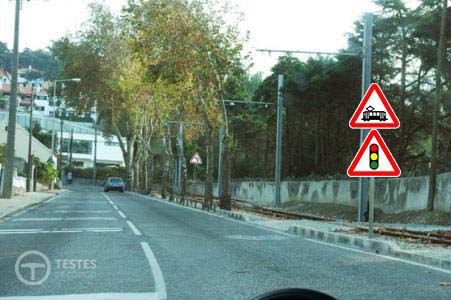 Pergunta IMT: Estes sinais verticais devem encontrar-se colocados na proximidade de uma passagem de nível.