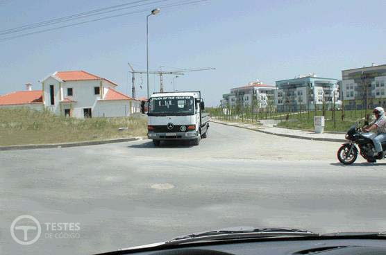 Pergunta IMT: O motociclo muda de direcção à direita. Qual é a ordem correcta de passagem?
