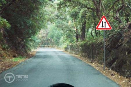 Pergunta IMT: O sinal vertical indica-me que: