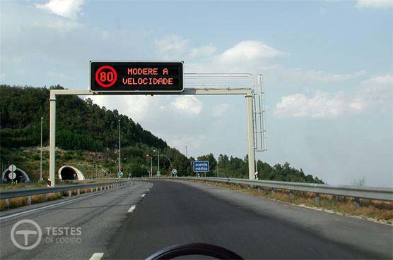 Pergunta IMT: A sinalização de mensagem variável, pode proibir comportamentos ou condicionar o trânsito de determinada via.