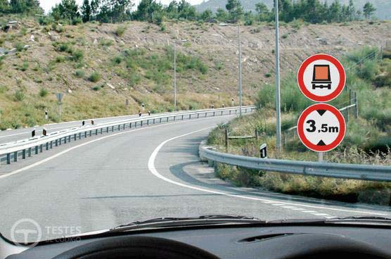 Pergunta IMT: Perante a sinalização, um veículo que transporte matérias perigosas, pode seguir em frente?