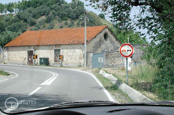 Pergunta IMT: A sinalização vertical existente no local: