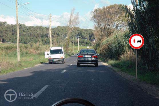 Pergunta IMT: Após o sinal vertical, que tipo de veículos estou proibido de ultrapassar?