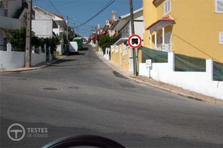 Pergunta IMT: Conduzo um automóvel ligeiro de passageiros. Posso seguir pela via sinalizada?