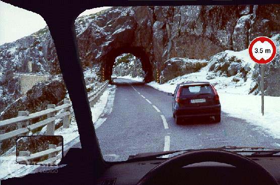 Pergunta IMT: Este sinal proíbe o trânsito a veículos de: