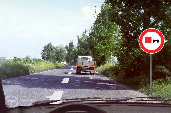 Pergunta IMT: Perante o sinal vertical só os automóveis pesados de mercadorias estão proibidos de ultrapassar.