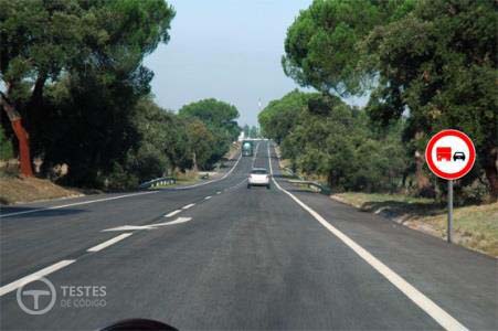 Pergunta IMT: Este sinal vertical indica que a ultrapassagem é proibida: